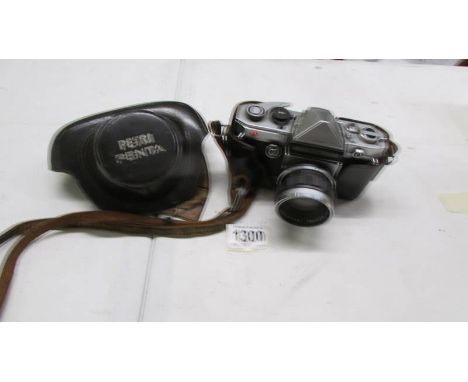 A Kuribayshi Petri Penta 35 mm camera, case a/f. 