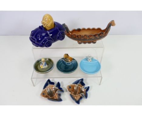 Wade - A small collection to include a Cadburys Chucklebean advertising money bank, trinket dishes and similar. [W]
