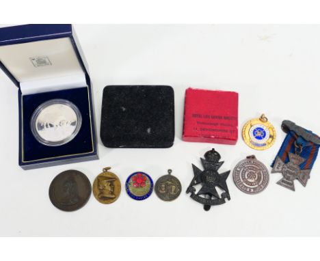 Lot to include a silver proof coin The Year Of The Ox 1997, Hong Kong, a Kings Own Royal Rifle Corps cap badge and further me