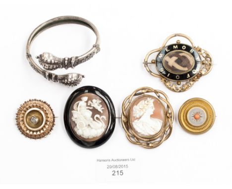 A silver plated bangle with registered ink, two Victorian target brooches, two cameo brooches and a mourning brooch (af)