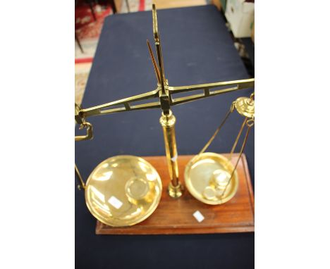 A set of brass Avery ILb scales with five flat weights (6) 