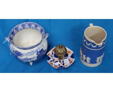 A Victorian blue white Caldon cauldron, an 1881 Spode Jug, an Oriental ceramic and brass inkwell. (3)