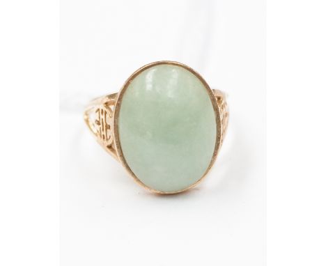 Jade (green) 14ct gold ring - celadon shade. 