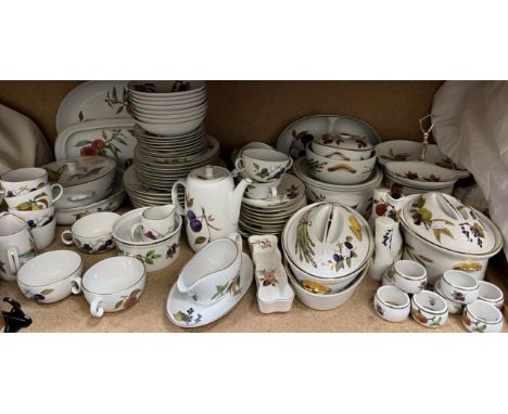 An extensive Royal Worcester Evesham pattern part dinner set