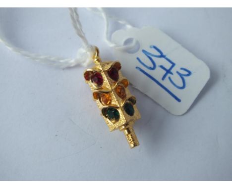 A traffic light charm in 9ct - 3.1gms