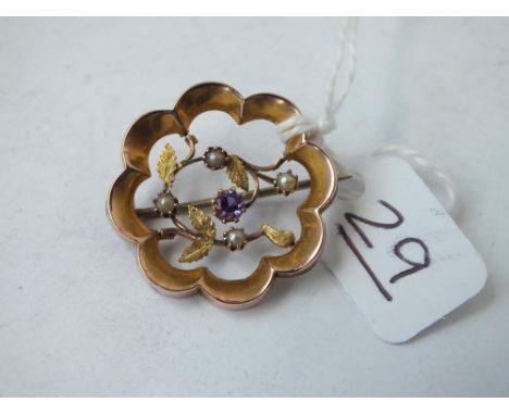 A circular pearl &amp; amethyst brooch in 9ct - 2.4gms