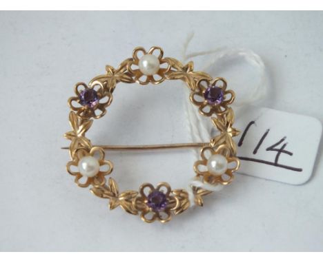 A large circular amethyst &amp; pearl brooch in 9ct- 4.3gms 