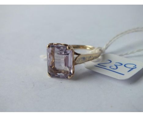A vintage amethyst ring in 9ct - seize S - 3.2gms