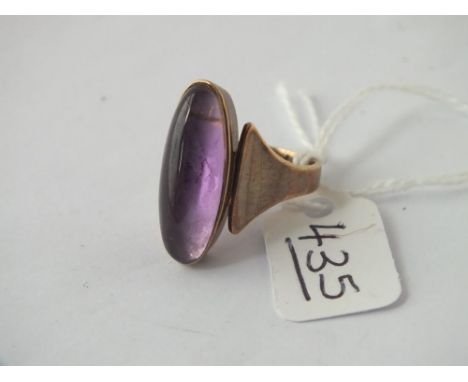 An oval amethyst ring set in 8ct gold - size L - 5gms