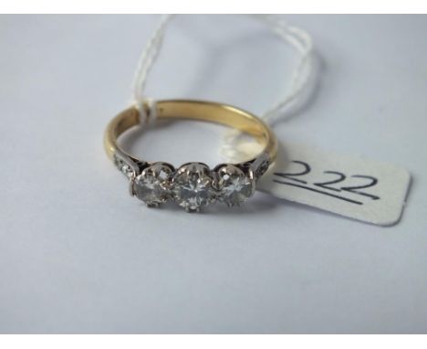 A GODD 3 STONE DIAMOND RING SET IN 18CT GOLD- SIZR R - 3.7GMS