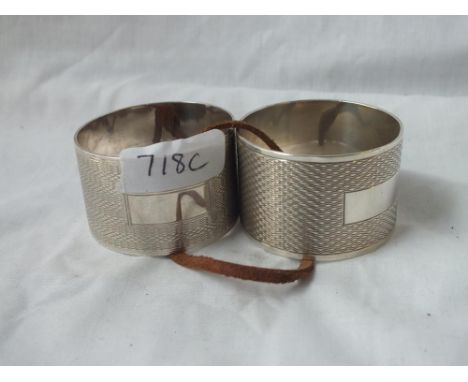 Pair of heavy plain engine-turned napkin rings - 86gms