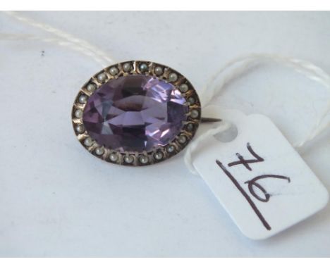 A amethyst &amp; pearl oval brooch in 9ct - 3.8gms