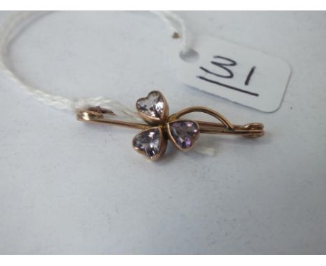 A amethyst shamrock brooch in 9ct - 1.8gms