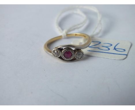 An Edwardian ruby &amp; diamond 3 stone ring set in 18ct gold - size N - 2.7gms