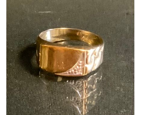 A 9ct gold signet ring, size Q/R, 3.1g 