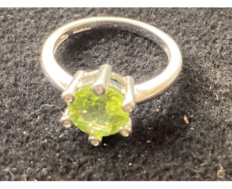 9ct white gold ring set with green stone 