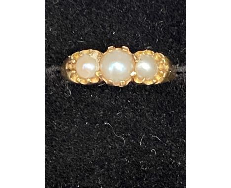 18ct Gold ring set with 3 pearls Size M