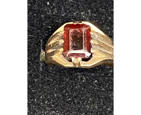 9ct gold ring set with red stone Size M 