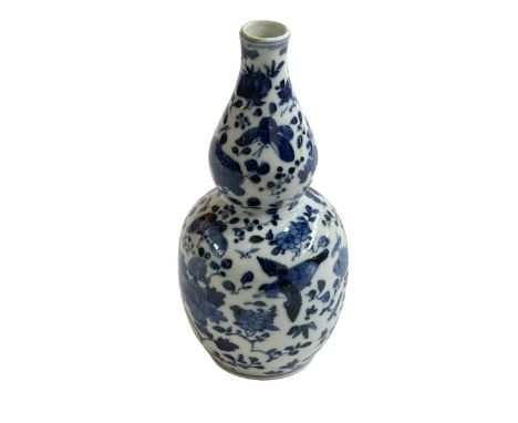 Chinese blue and white double gourd vase with Kangxi four character mark, 20cm.