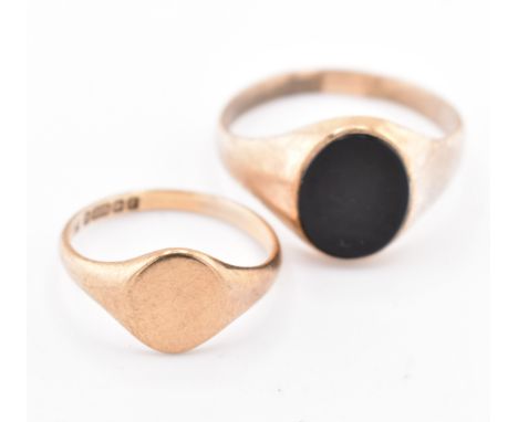 Two hallmarked 9ct gold signet rings. The lot to include a hallmarked 9ct gold and onyx signet ring, hallmarked for London, 1
