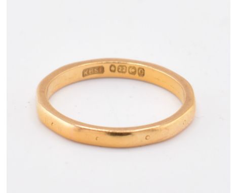 A hallmarked 22ct gold band ring. The 22ct yellow gold band ring having small stamped circles around the full ring. Hallmarke