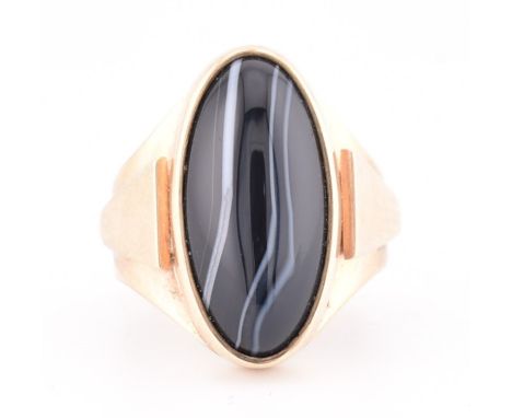 9ct gold and agate set signet ring. Large cabochon agate set to tapering shoulder band ring. Unmarked assessed as 9ct gold. T