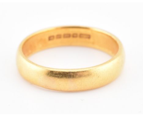 A hallmarked 22ct gold band ring. The 22ct yellow gold wedding band ring having a polished finish. Hallmarked Birmingham, 195