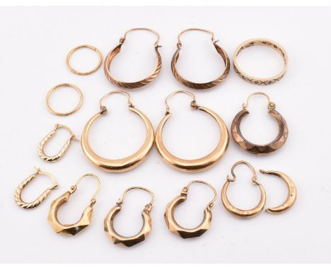 V A collection of 9ct gold earrings AF and band ring. The earrings to include three pairs of 9ct gold hoop earrings with creo