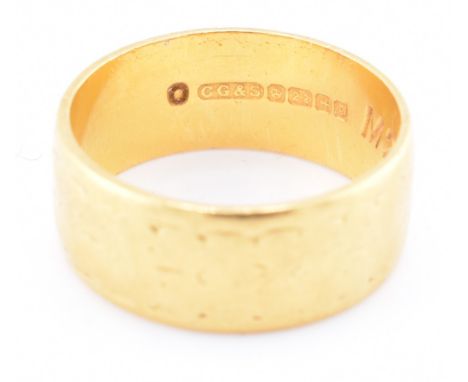 A hallmarked 22ct gold engraved band ring. The 22ct yellow gold band ring having a rubbed engraved decoration around the whol