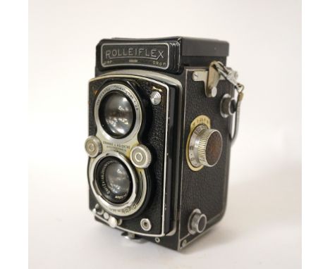 ROLLEIFLEX TWIN LENS CAMERA
numbered '856086', Compur-Rapid, with Heidoscop-Anastigmat 1:2.8 and Tessar 1:3,5 f=7,5cm lenses
