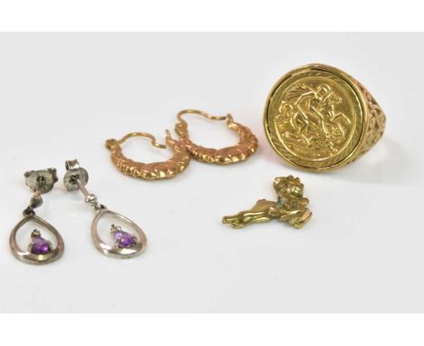 A 9ct yellow gold ring mount set with a St George plaque (af), approx 3.15g, a pendant and two pairs of earrings (4).