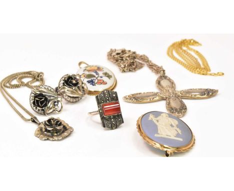 A 9ct yellow gold flat link chain, approx 2.8g, an oval Wedgwood brooch in 9ct yellow gold mount, a Delft pendant, an Art Dec