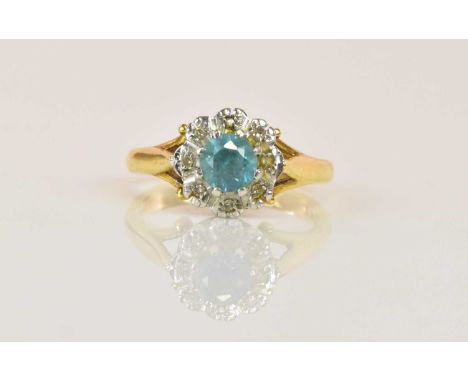 An 18ct yellow gold flower head dress ring, size K, approx 4.6g.