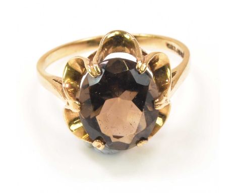 A 9ct yellow gold smoky quartz ring, size O 1/2, approx 3.08g.
