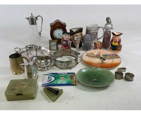 A mixed lot of ceramics including a Lladrό figure, Royal Doulton character jug 'Robin Hood', other decorative ceramics, etc, 
