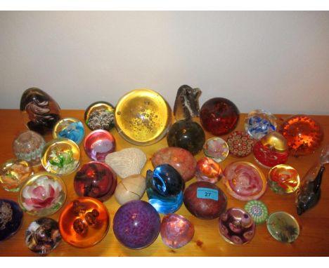 A quantity of approximately twenty paperweights to include Caithness, Selkirk and Millefleurie examples 