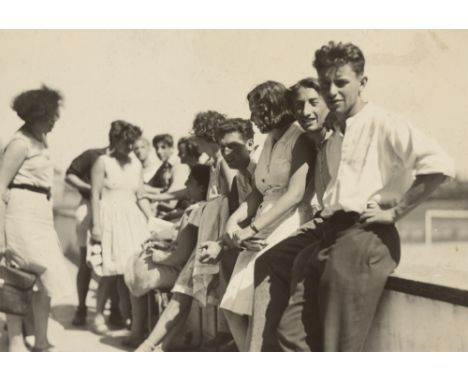 Iwao Yamawaki (Nagasaki 1898 – 1987 Tokio). Studenten am Bauhaus. 1930/1932Vintage. Silbergelatineabzug.  7,8&nbsp;×&nbsp;11,