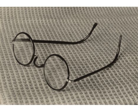 Theo Ballmer (d.i.&nbsp;Auguste Théophile Ballmer) (Lausanne 1902 – 1965 Basel). Brille. 1930Vintage. Silbergelatineabzug.  1