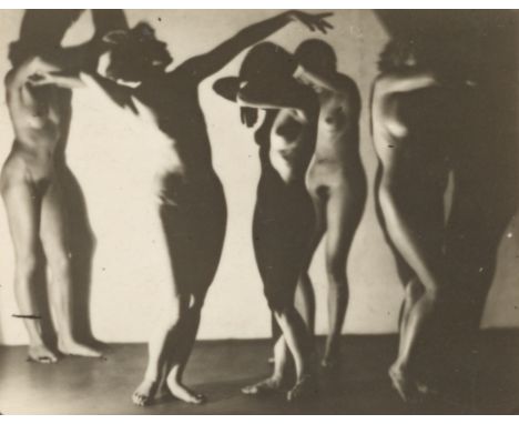 František Drtikol (Příbram, Böhmen 1883 – 1961 Prag). Ohne Titel (Aktstudie). Um 1925Vintage. Silbergelatine-Kontaktabzug.  3