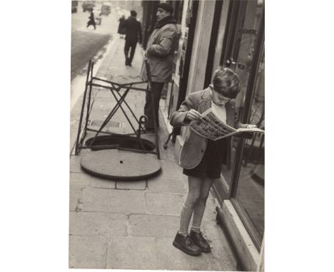 Louis Stettner (New York 1922 – 2016 Saint-Ouen, Frankreich). „Boy reading Comics, Paris“. 1951Vintage. Silbergelatineabzug. 