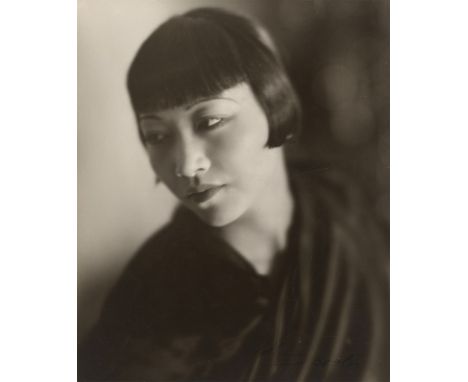 Lotte Jacobi (Thorn 1896 – 1990 Concord, New Hampshire). Anna Mae Wong. Um 1930Vintage. Silbergelatineabzug.  20,2&nbsp;×&nbs