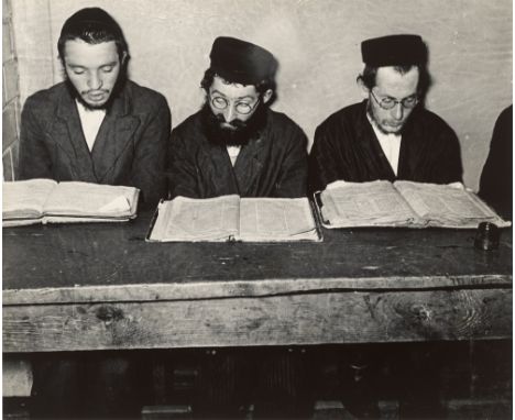 Roman Vishniac (Pavlovsk 1897 – 1990 New York). Talmud, Warschau. 1936Vintage. Silbergelatineabzug.  19,5&nbsp;×&nbsp;23,7&nb
