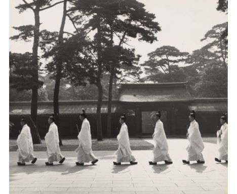 Werner Bischof (Zürich 1916 – 1954 Trujillo, Peru). Shinto-Priester im Hof des Meiji-Tempels, Tokyo, Japan. 1951Vintage. Silb