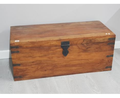 Large sheesham wood twin handled blanket box/trunk 102x47x41cm