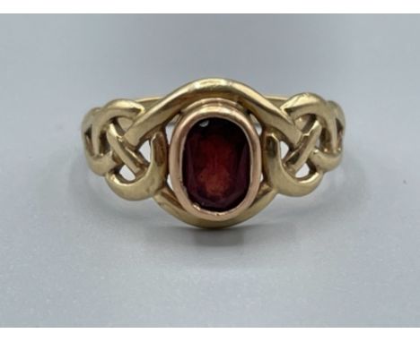 9ct gold Garnet Celtic patterned ring. Size M 2.7g