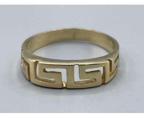 14ct gold fancy Greek key patterned ring. Size N 2.5g