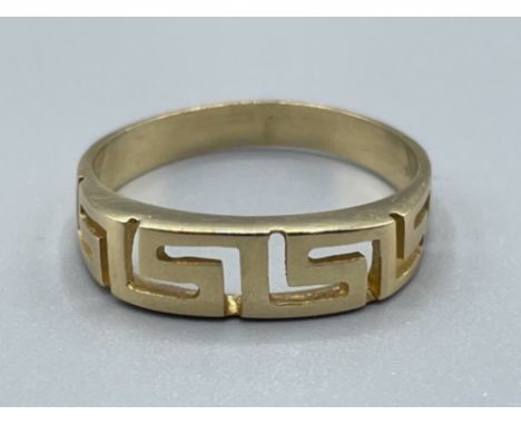 14ct gold fancy Greek key patterned ring. Size N 2.5g