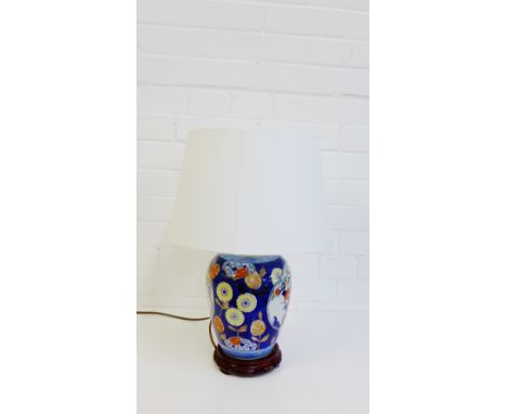 A contemporary Chinoiserie ceramic table lamp and base