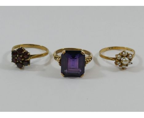 A 9 carat gold synthetic colour change sapphire single stone ring, London 1972, a 9 carat gold garnet daisy head cluster ring