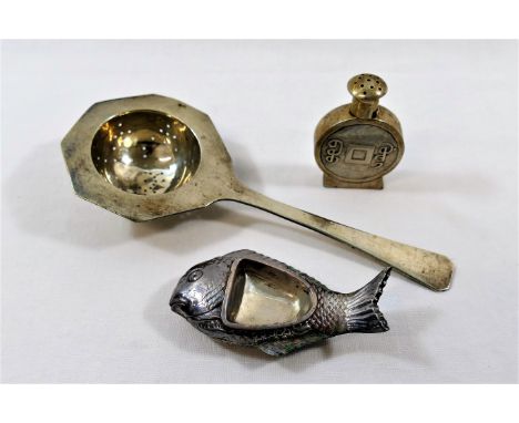 A Japanese silver coloured metal long handled tea strainer by K. Uyeda, of plain design with maker's mark to back of handle a